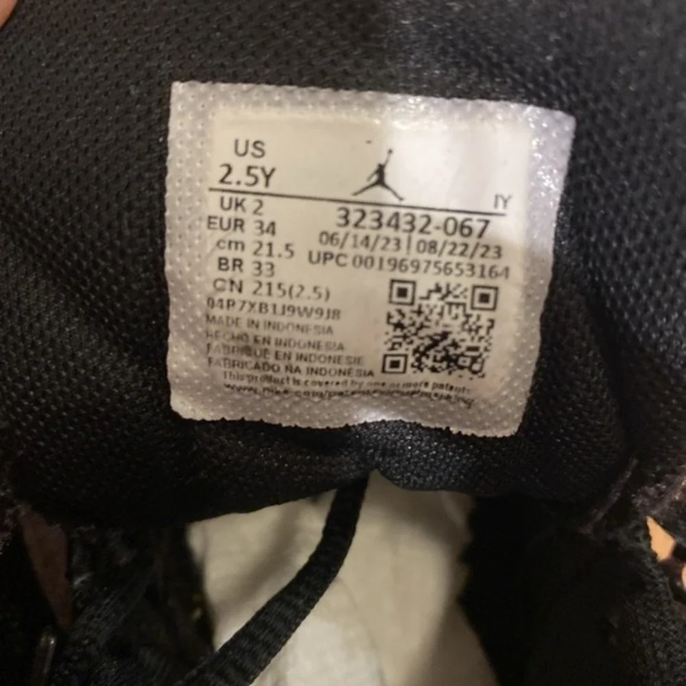 Air Jordan's  Boys 2.5Y 323432-067  White/Black ‎  3671